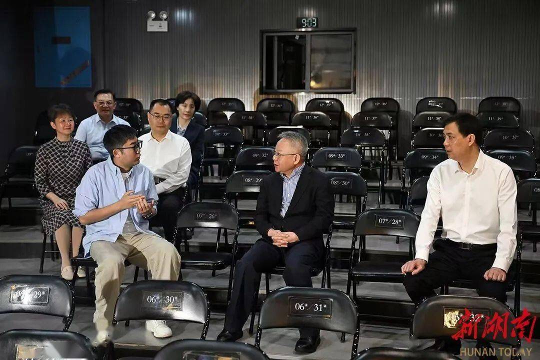 welcome皇冠注册
_湖南省委书记长沙调研新消费welcome皇冠注册
，走进脱口秀剧场、茶饮零食企业……