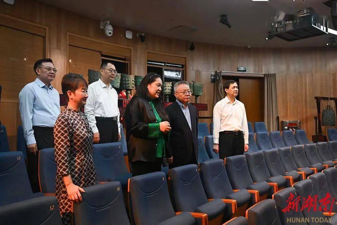welcome皇冠注册
_湖南省委书记长沙调研新消费welcome皇冠注册
，走进脱口秀剧场、茶饮零食企业……