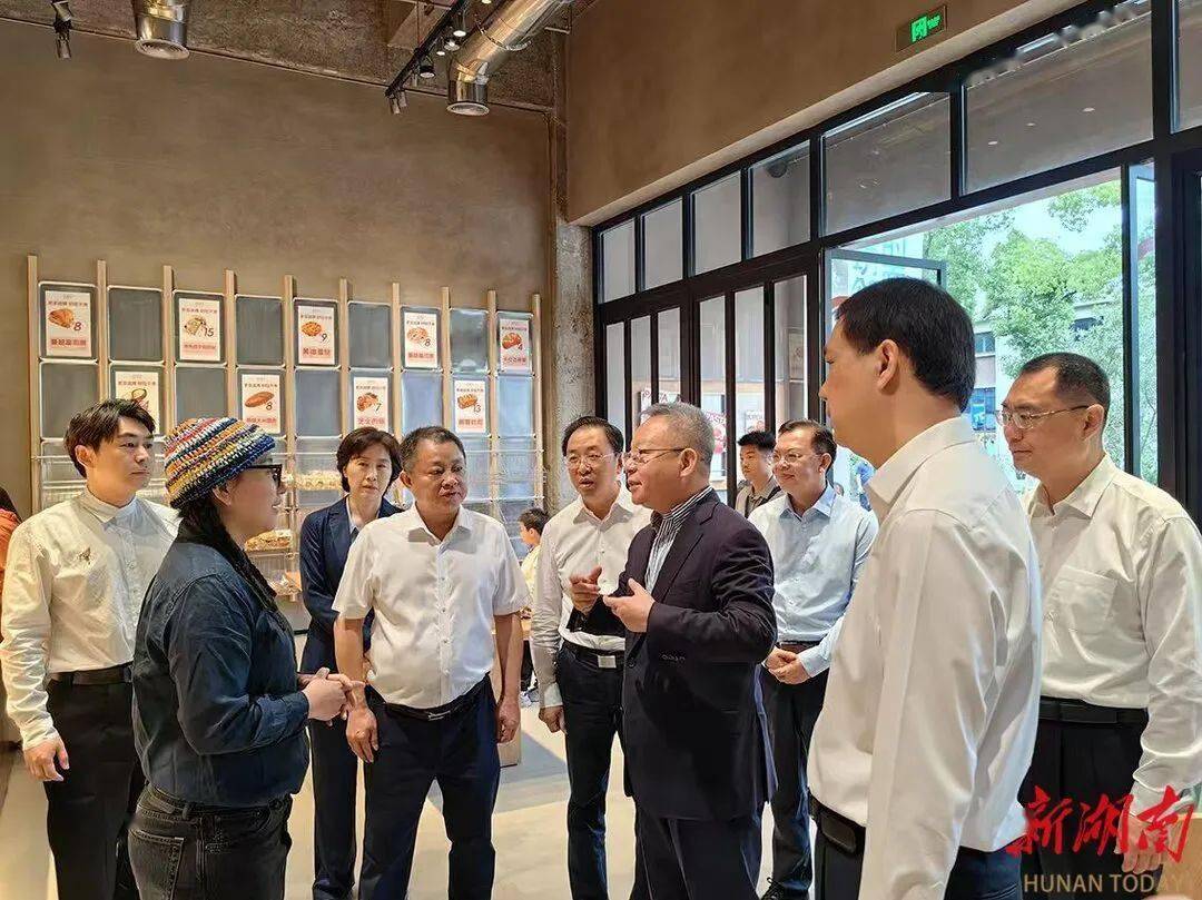 welcome皇冠注册
_湖南省委书记长沙调研新消费welcome皇冠注册
，走进脱口秀剧场、茶饮零食企业……