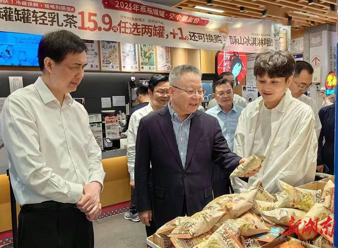 welcome皇冠注册
_湖南省委书记长沙调研新消费welcome皇冠注册
，走进脱口秀剧场、茶饮零食企业……