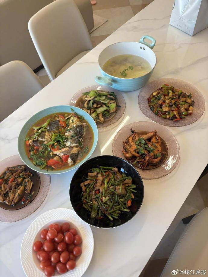 皇冠信用網会员申请
_女子称穿瑜伽服上门做饭不是为流量：健身服是日常穿搭