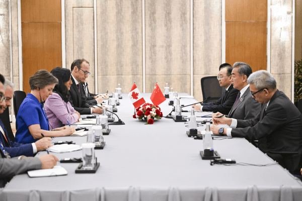 皇冠登入管理
_王毅会见加外长：卡尼总理提出重新校准中加关系皇冠登入管理
，中方赞同