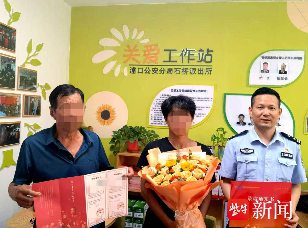 皇冠足球平台代理_小伙收到录取通知书皇冠足球平台代理，飞奔到派出所和民警一起打开