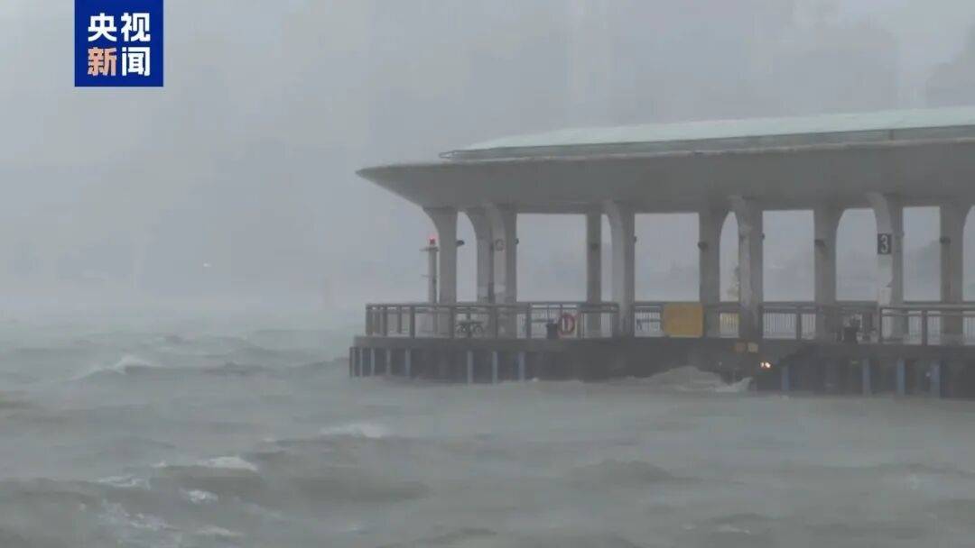 皇冠信用网押金多少_香港一酒店大门被海水冲破皇冠信用网押金多少,海水倒灌有人被冲倒,涉事酒店:未造成伤亡,仍在营业