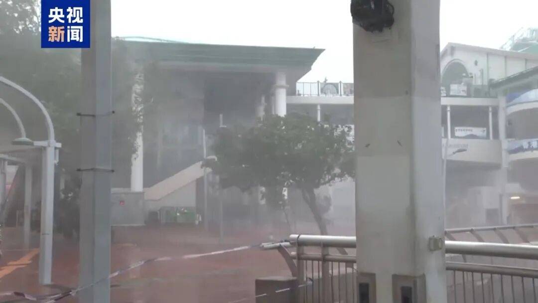 皇冠信用网押金多少_香港一酒店大门被海水冲破皇冠信用网押金多少,海水倒灌有人被冲倒,涉事酒店:未造成伤亡,仍在营业