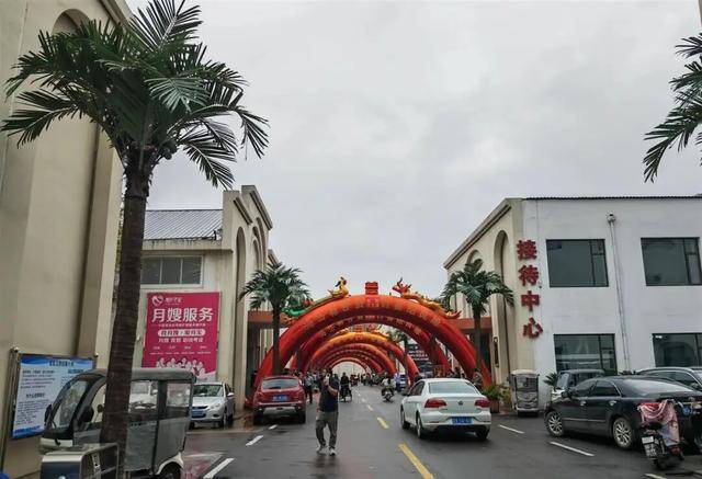 皇冠足球平台在哪里注册_山东一酒店一天办8场婚礼皇冠足球平台在哪里注册，新人共用一个充气拱门，酒店称免费提供：大家都想放前面，顺序不好协调