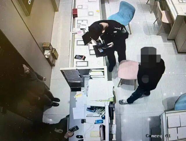 2022年世界杯盘口
_股市套现170万元后2022年世界杯盘口
,杭州男子豪购300克金条!老板当场报警……