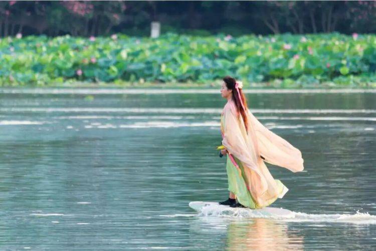 世界杯皇冠平台
_武汉姑娘“水上漂”走红世界杯皇冠平台
，网友：哪里来的女侠？