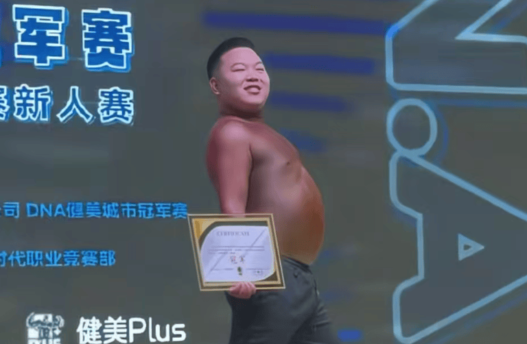 英格兰冠军联赛_175斤“小胖子”再战健美比赛获网友力挺英格兰冠军联赛,拿下线上人气冠军,本人回应:将认真减重,以更专业的状态上赛场