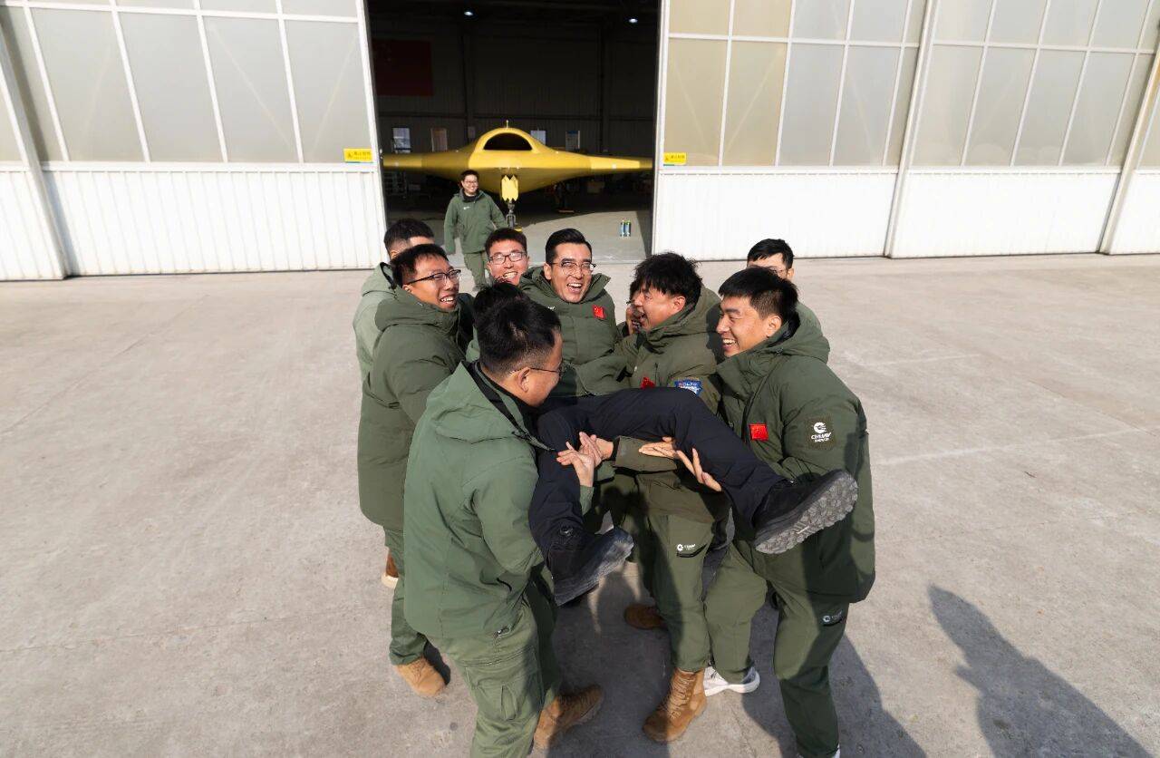 皇冠信用網出租足球
_重大突破皇冠信用網出租足球
!彩虹-7高空高速隐身无人机成功首飞