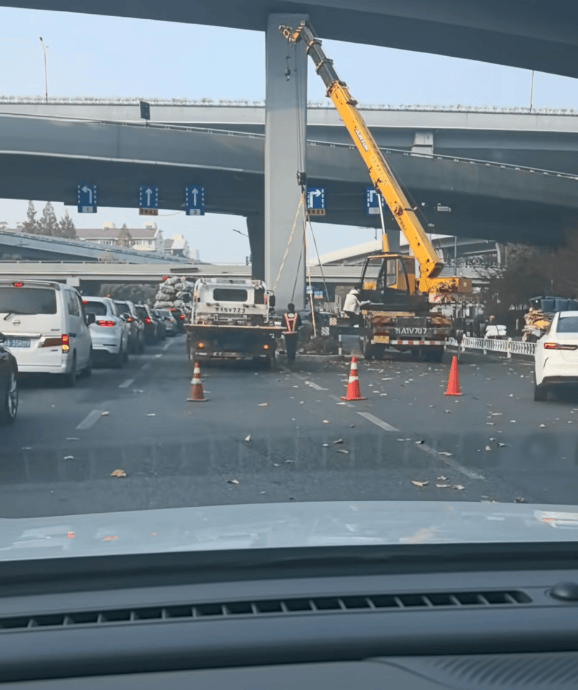 皇冠信用在线注册
_小米SU7行驶中被突然变道的面包车“挤”进绿化带皇冠信用在线注册
,撞上桥墩,车头损毁严重