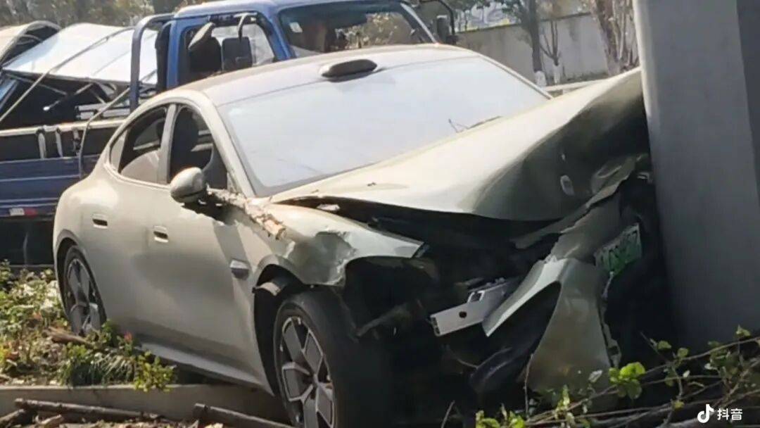 皇冠信用在线注册
_小米SU7行驶中被突然变道的面包车“挤”进绿化带皇冠信用在线注册
,撞上桥墩,车头损毁严重