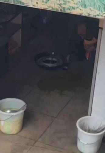 瓦斯尔杜拜vs 阿尔艾因_小吃店老人将地面油污收回锅内瓦斯尔杜拜vs 阿尔艾因，老板道歉“做得太错了”，市监局责令停业整顿