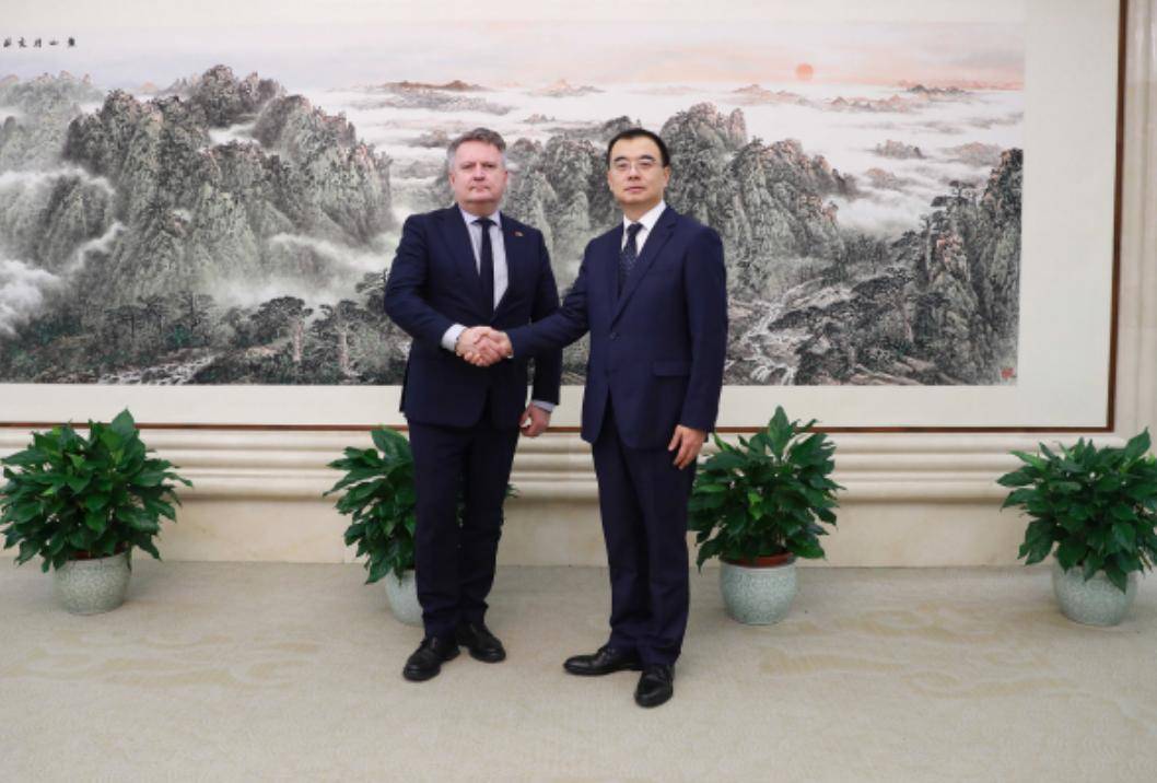 谢周三 vs 布里斯托城_泽连斯基破翻脸比翻书快谢周三 vs 布里斯托城，乌克兰即将发出新制裁令，包括中国公民？中方措辞严厉