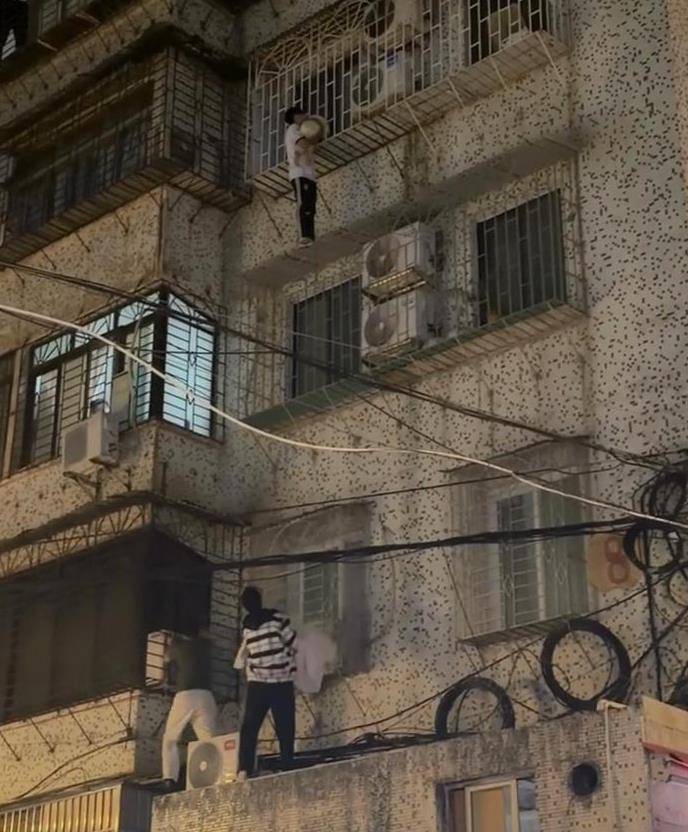 皇冠代理注册
_“哥哥就是来救你的!”广州一孩子脑袋卡在四楼防盗网上悬空摇摆皇冠代理注册
,白衣小伙爬窗托举助其脱险