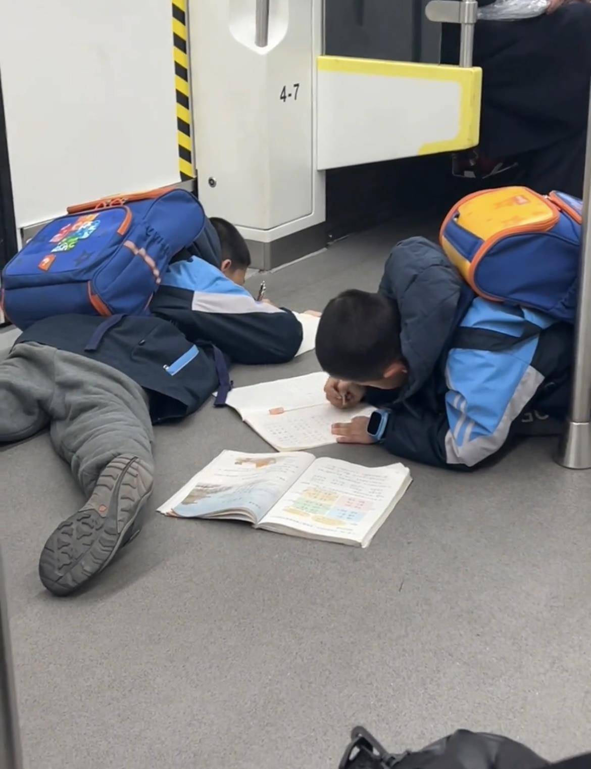 大分三神vs磐田山叶
_两名小孩哥一上地铁就滑铲倒地大分三神vs磐田山叶
,趴地上写作业,引来数万网友共鸣:这才是童年的样子