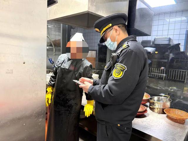 法尔肯贝里vs桑德维肯斯
_闵行夜查法尔肯贝里vs桑德维肯斯
!上海禁令下仍有商家自制售卖生腌