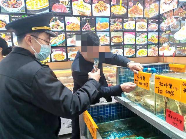 法尔肯贝里vs桑德维肯斯
_闵行夜查法尔肯贝里vs桑德维肯斯
!上海禁令下仍有商家自制售卖生腌