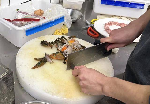 法尔肯贝里vs桑德维肯斯
_闵行夜查法尔肯贝里vs桑德维肯斯
!上海禁令下仍有商家自制售卖生腌