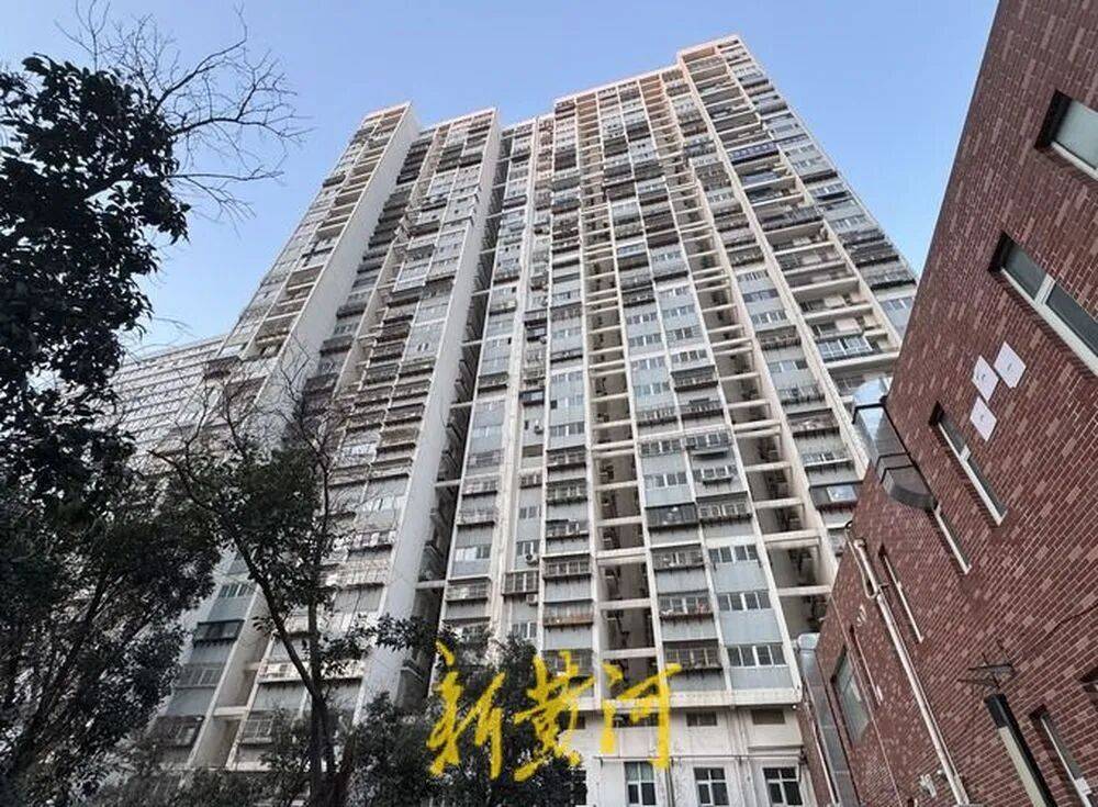 米迪兰特 v 希伯尼安
_济南一栋34层住户楼仅一台电梯运行米迪兰特 v 希伯尼安
,200余户居民陷“上下两难”,记者实测高峰期顶层下至1层用时超10分钟,多方回应