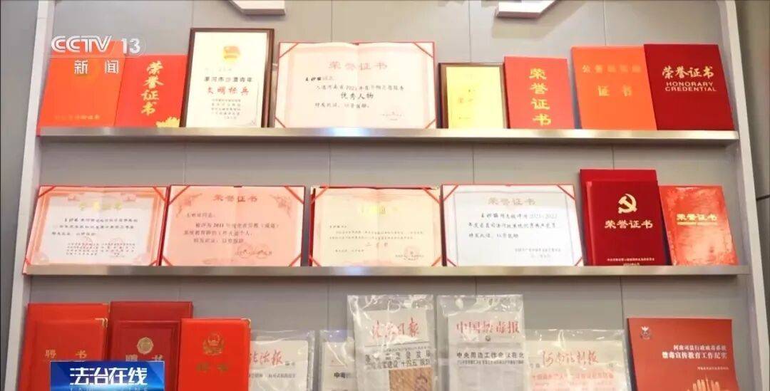 皇冠投注_女警徒手夺刀皇冠投注，脸上缝30多针：后怕但不后悔