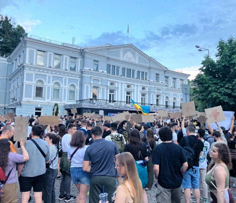 皇冠账号_第18次续命皇冠账号，乌克兰最高拉达批准，泽连斯基还要接着当总统，战时状态又延长90天