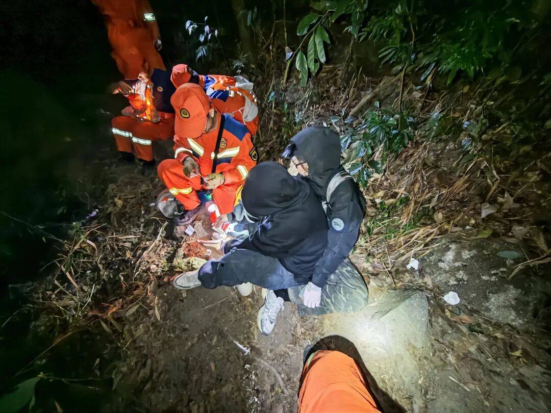 皇冠登3新2管理_广东两女子体力不支皇冠登3新2管理，被驴友抛弃荒野，遭遇惊魂一夜