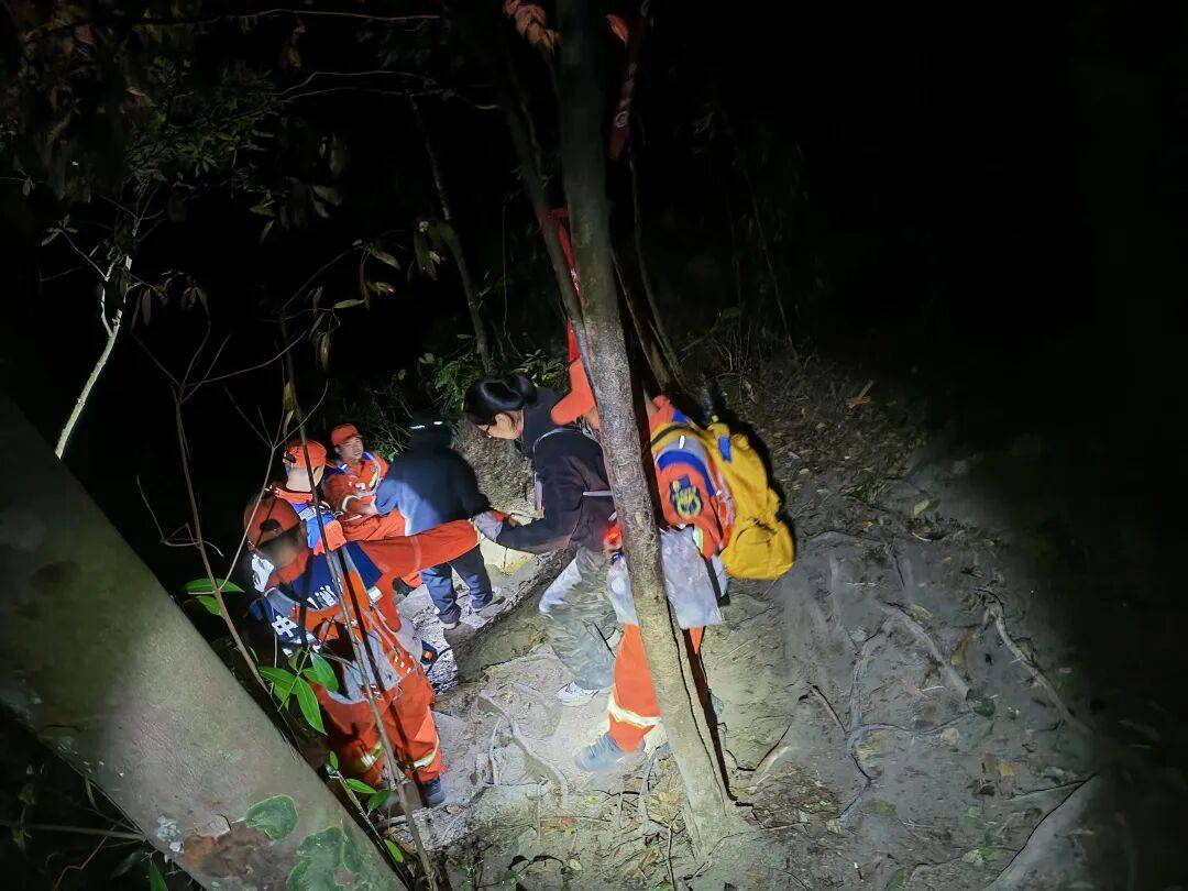 皇冠登3新2管理_广东两女子体力不支皇冠登3新2管理，被驴友抛弃荒野，遭遇惊魂一夜