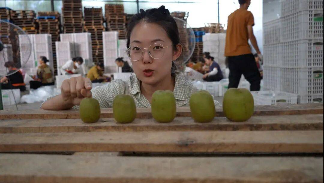 皇冠信用网出租足球_考研失败、工作失业皇冠信用网出租足球，95后情侣回成都换赛道火了，全网追着买！她说：不是爽文逆袭