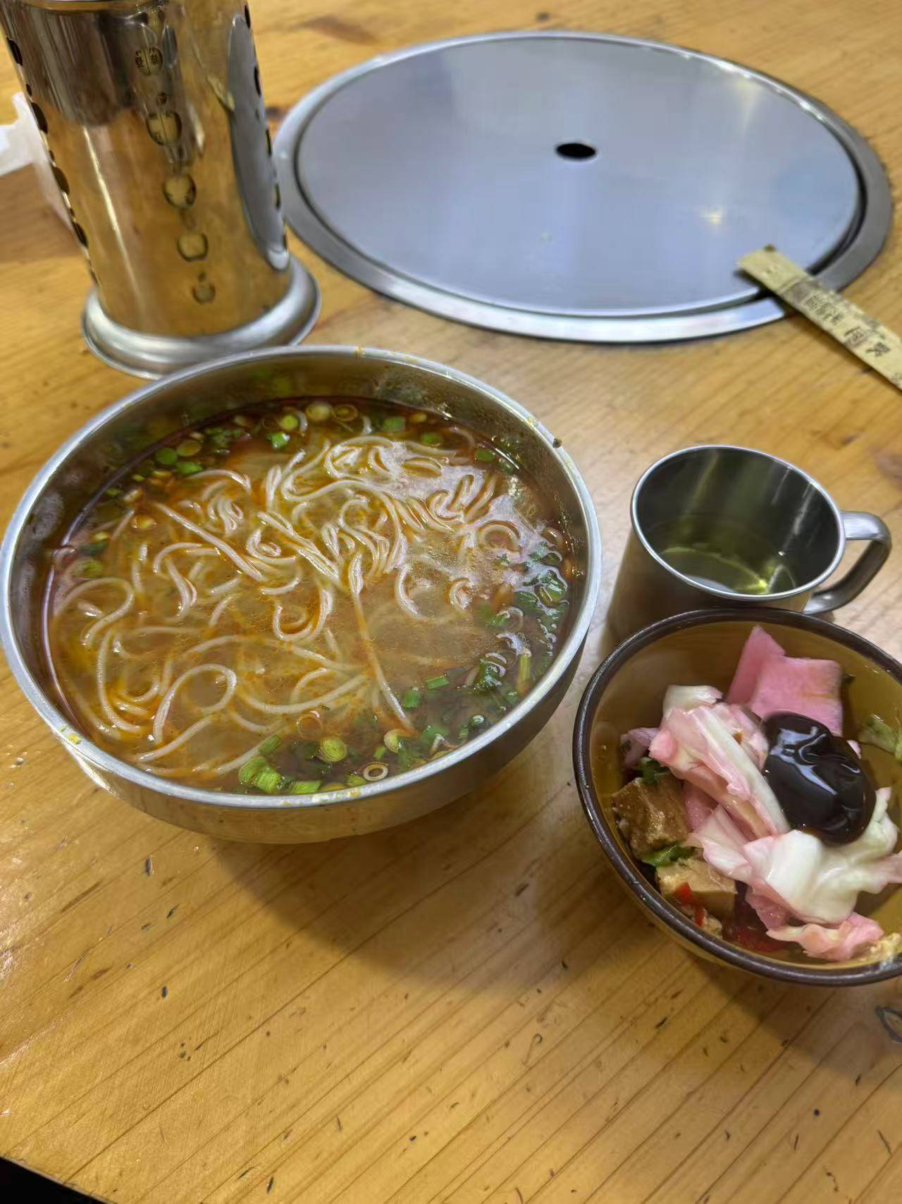 信用网如何申请_餐馆招牌写“免费加面”信用网如何申请，男子二次续面时被要求付3元，还遭言语歧视？多方回应