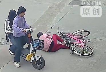 皇冠信用网登2_老太太骑车摔倒皇冠信用网登2,初中女生路过好心扶起,被索赔22万!其母称已产生心理阴影