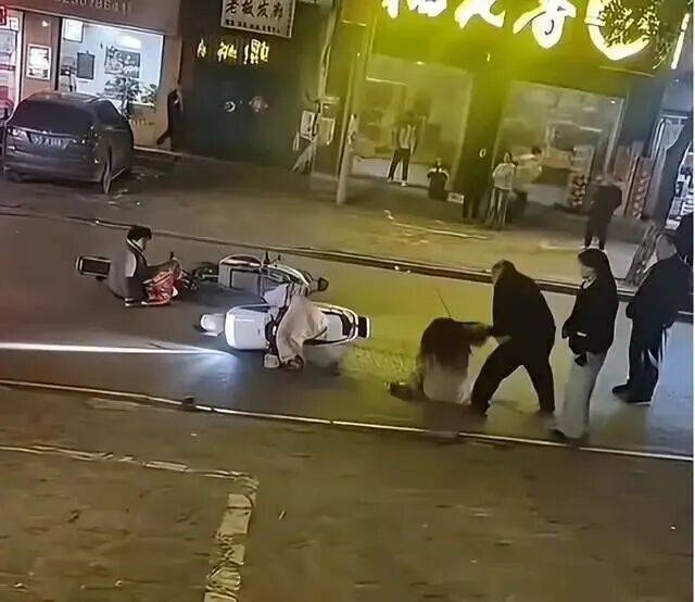 皇冠信用网会员申请网址_河南平顶山夫妻当街殴打15岁女孩皇冠信用网会员申请网址,官方通报:因电动二轮车碰撞引发口角,打人者刘某飞、韩某娜被采取刑事强制措施,案件正在进一步办理中