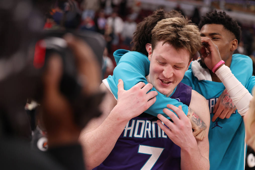 皇冠信用网代理注册_NBA｜克尼佩尔创最快200记三分皇冠信用网代理注册，哈登又添“最老纪录”