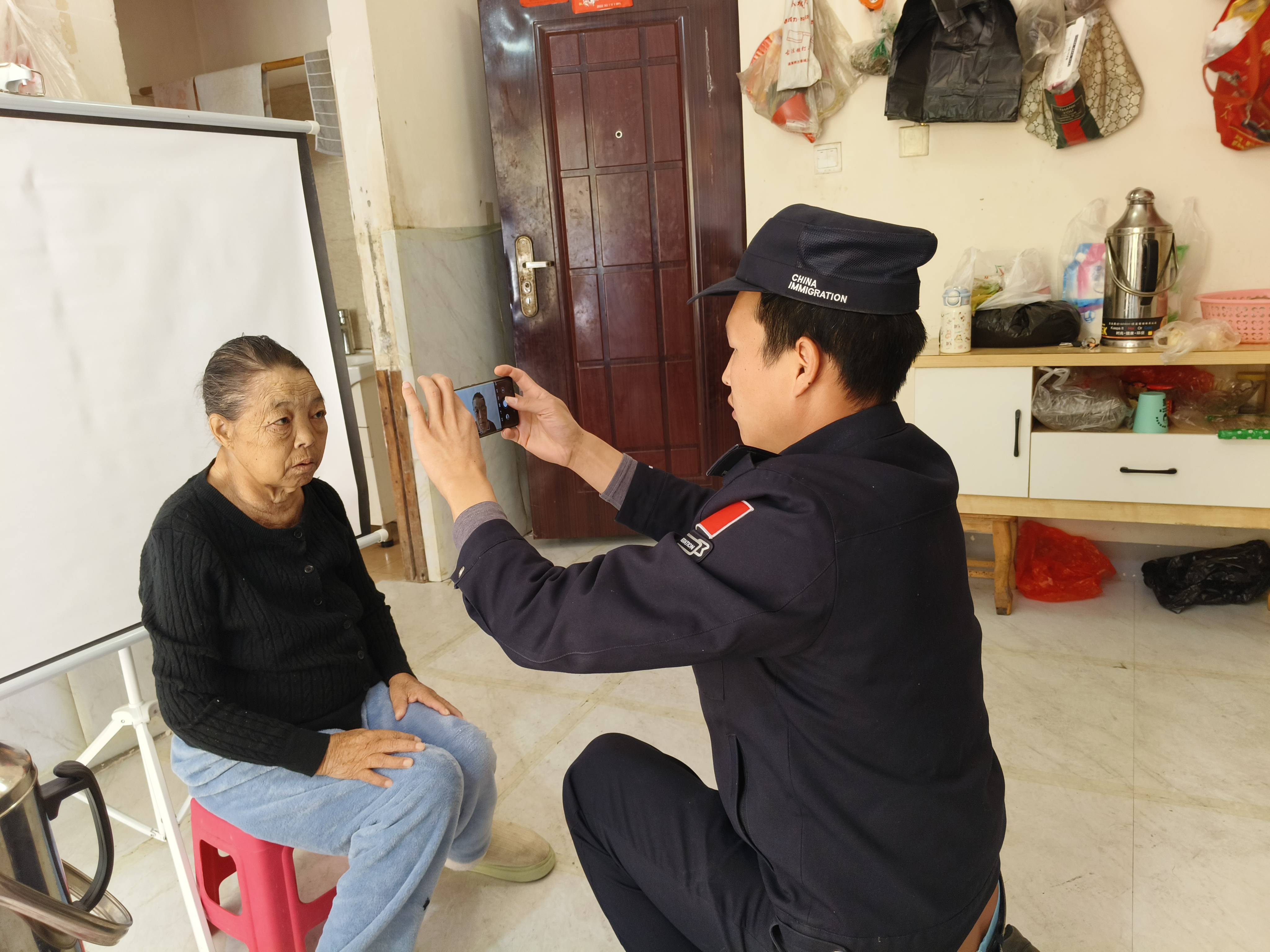 皇冠信用盘代理登3
_云南怒江:社区民警“沉”下去 群众满意“提”上来