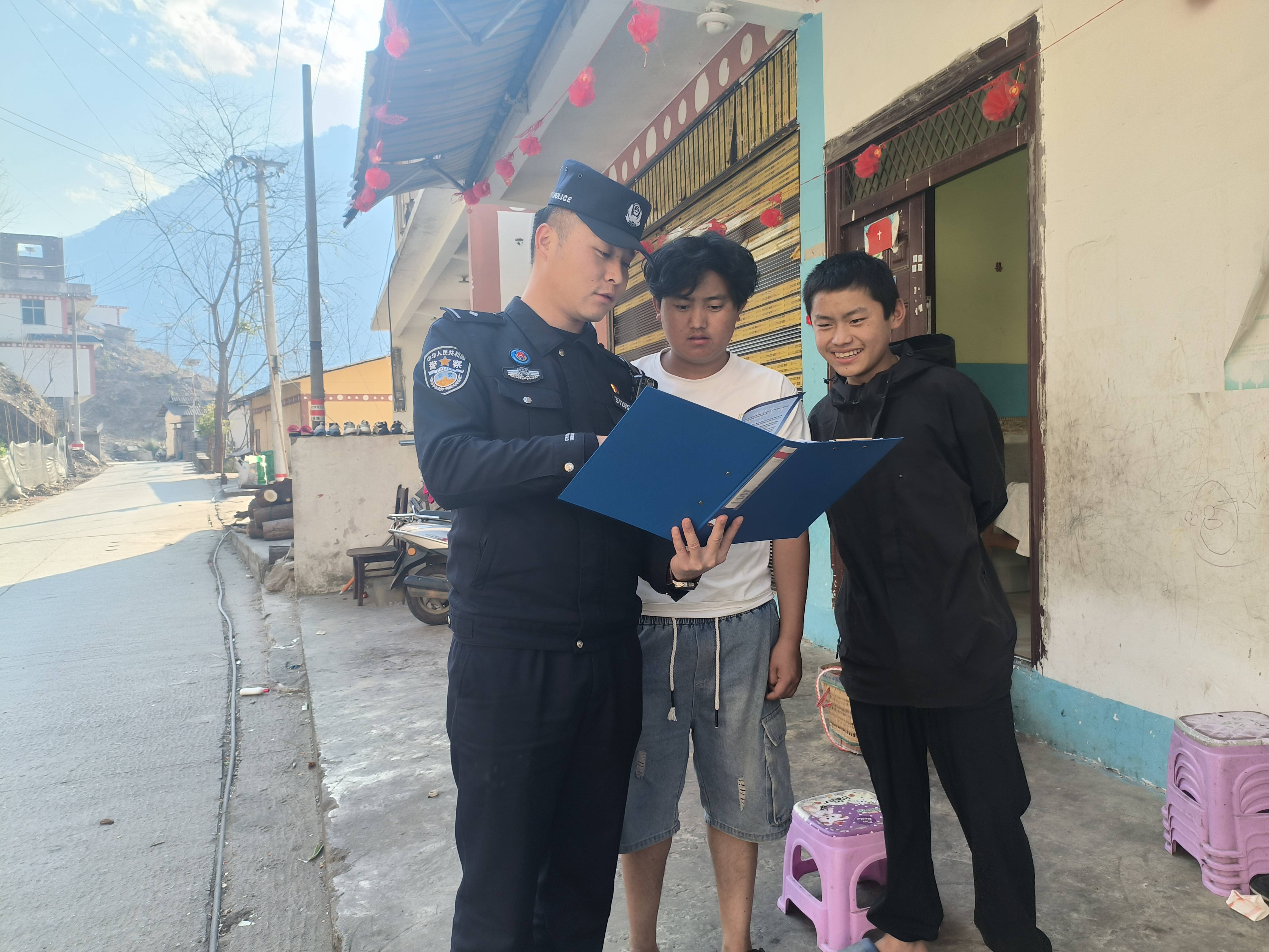 皇冠信用盘代理登3
_云南怒江:社区民警“沉”下去 群众满意“提”上来