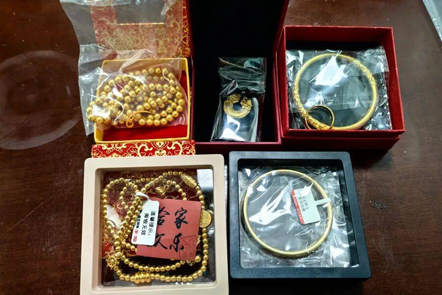 皇冠信用盘怎么开户
_上海一女子报警称家中保险柜内600克黄金首饰不翼而飞皇冠信用盘怎么开户
,保险柜却完好无损;之后竟在儿子女友衣柜中发现同款首饰……