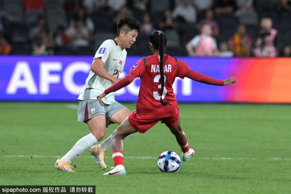 皇冠信用网出租足球_邵子钦进球后比心庆祝皇冠信用网出租足球,王霜灵魂拷问:小邵这心比给谁的呀?