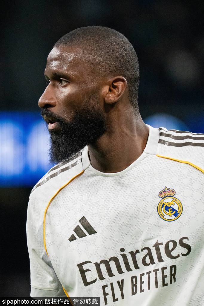 皇冠信用网代理如何申请_维尼修斯的耀眼之夜:梅开二度与战术背后的深意