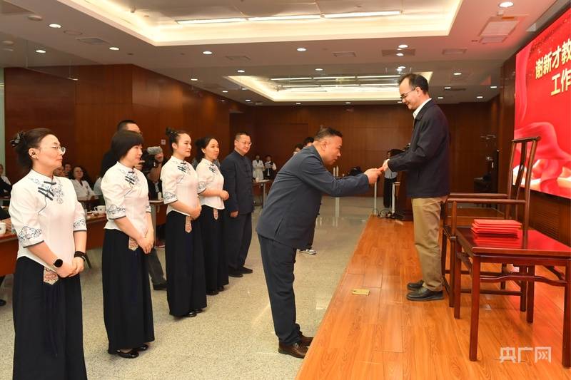 皇冠代理登录地址_新疆维吾尔自治区人民医院：谢新才传承工作室“扎根”新疆皇冠代理登录地址，赋能中医药发展