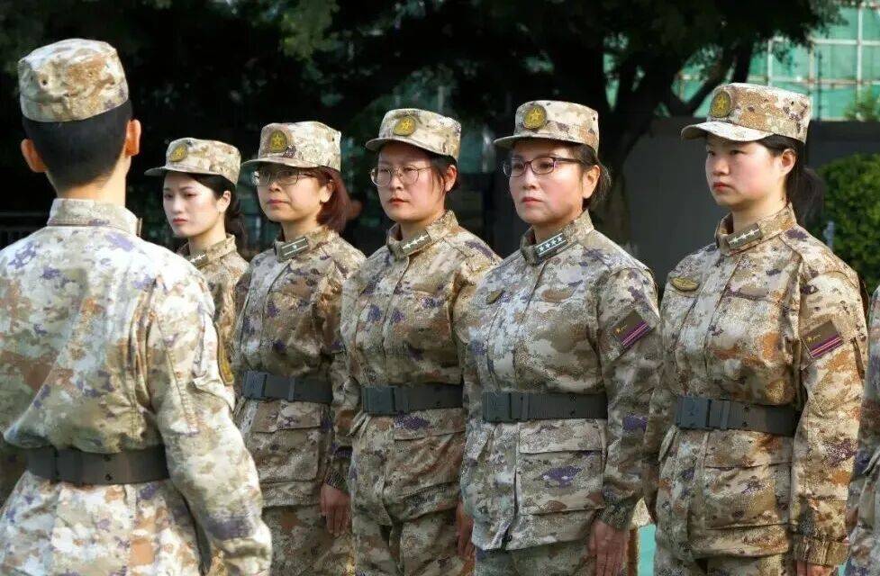 皇冠足球管理平台出租_58岁皇冠足球管理平台出租，她穿上迷彩，被授予预备役大校军衔