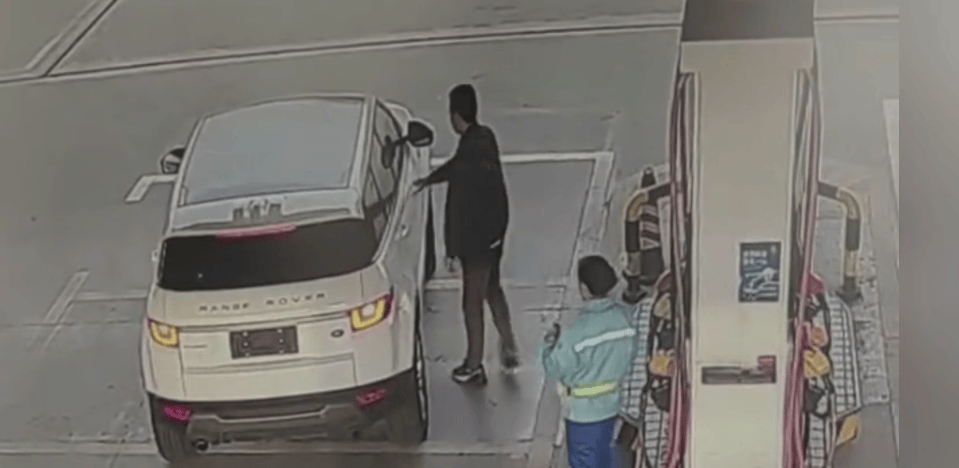 皇冠2登录welcome_男子驾驶路虎车加油后逃单？工作人员：加了500元皇冠2登录welcome！只能自掏腰包补上......