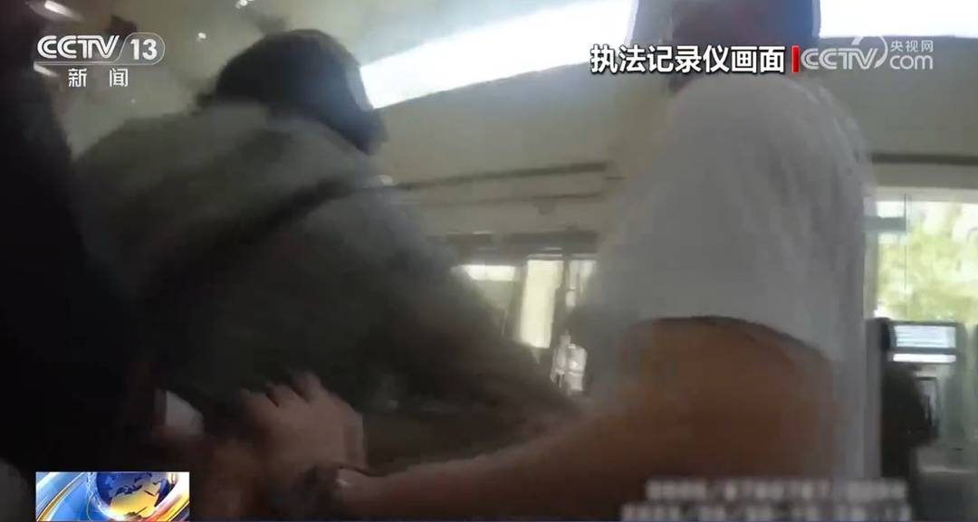 皇冠足球管理平台出租_全是演员！事发上海闹市区皇冠足球管理平台出租，网友怒了：无法无天，这是上海好嘛