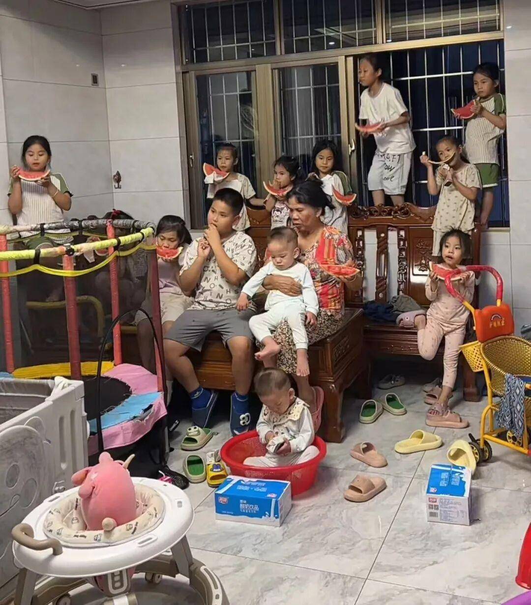 皇冠代理管理端_广东湛江一网友分享73岁母亲带着三十多个孙子孙女玩的视频皇冠代理管理端，获多名网友祝福：像孙悟空的猴子猴孙